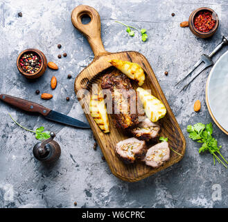 Hackbraten mit Birnen und Mandeln. Rindfleisch Hackbraten. Herbst essen Stockfoto