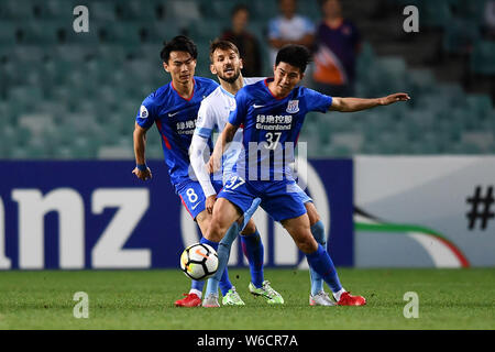 Milos Ninkovic, Mitte, der von Australien Sydney FC Herausforderungen Spieler der China Shanghai Shenhua FC in ihrer Gruppe H Gleichen während der AFC-Meister 2018 Stockfoto