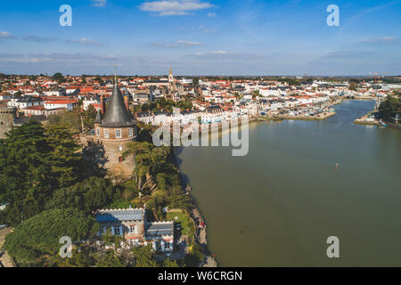 Pornic (Bretagne, Frankreich): Blick auf den Alten Hafen und die "Anse aux Lapins" Bucht, mit der Burg im Vordergrund, auch Stockfoto