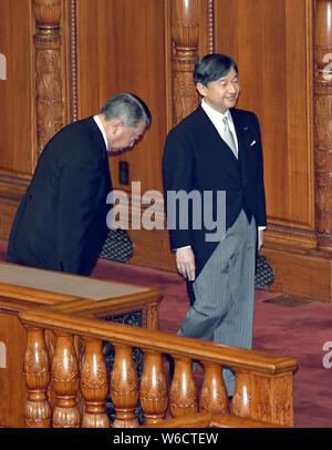 Tokio, Japan. 1 Aug, 2019. Japans neuer Kaiser Naruhito besucht die Eröffnung einer außerordentlichen Sitzung der Diät in Tokio am Donnerstag, den 1. August 2019. Naruhito hat seine erste Rede seit dem Aufstieg in die Chrysantheme Thron am 1. Mai. Credit: Natsuki Sakai/LBA/Alamy leben Nachrichten Stockfoto