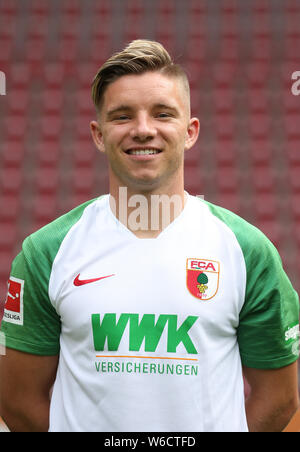 31 Juli 2019, Bayern, Augsburg: Fußball Bundesliga: Fotoshooting für den FC Augsburg für die Saison 2019/20 in der Wwk-Arena. Spieler Mads Pedersen. Foto: Karl-Josef Hildenbrand/dpa Stockfoto