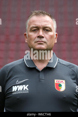 31 Juli 2019, Bayern, Augsburg: Fußball Bundesliga: Fotoshooting für den FC Augsburg für die Saison 2019/20 in der Wwk-Arena. Physiotherapeut Markus Zeyer. Foto: Karl-Josef Hildenbrand/dpa Stockfoto