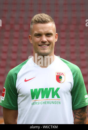 31 Juli 2019, Bayern, Augsburg: Fußball Bundesliga: Fotoshooting für den FC Augsburg für die Saison 2019/20 in der Wwk-Arena. Spieler Philipp Max. Foto: Karl-Josef Hildenbrand/dpa Stockfoto