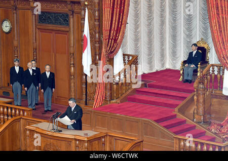 Tokio, Japan. 1 Aug, 2019. Japans neuer Kaiser Naruhito besucht die Eröffnung einer außerordentlichen Sitzung der Diät in Tokio am Donnerstag, den 1. August 2019. Naruhito hat seine erste Rede seit dem Aufstieg in die Chrysantheme Thron am 1. Mai. Credit: Natsuki Sakai/LBA/Alamy leben Nachrichten Stockfoto