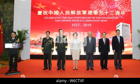 (190801) - HONGKONG, August 1, 2019 (Xinhua) -- Gäste an einem Empfang der 92. Jahrestag der Gründung der PLA in Hong Kong, South China, 31. Juli 2019 zu markieren. Die chinesische Volksbefreiungsarmee (PLA) Garnison in der Hong Kong Special Administrative Region (HKSAR) hostet ein Empfang am Mittwoch, den 92. Jahrestag der Gründung der PLA zu markieren. (Foto von Yi Ding/Xinhua) Stockfoto
