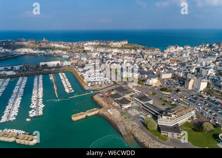 Granville (Normandie, Frankreich): Blick auf die herel Marina und der Stadt. Stockfoto