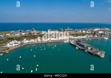 Granville (Normandie, Frankreich): Luftbild von der Uferpromenade und dem Hafen. Stockfoto