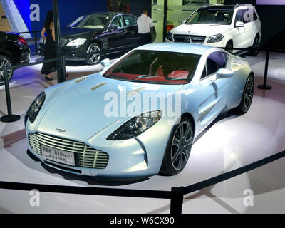 ------ Aston Martin One-77 ist auf dem Display während einer Ausstellung in Nanjing, Provinz Jiangsu, China vom 4. Oktober 2016. Aston Martyn Lagon Stockfoto