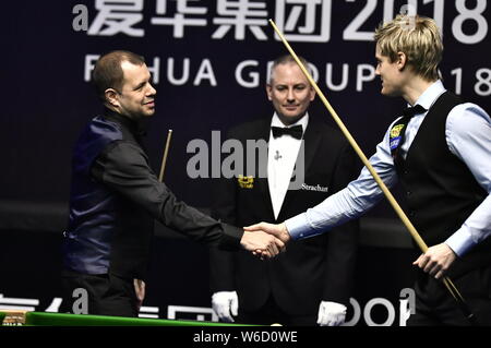 Barry Hawkins von England, Links, schüttelt Hände mit Neil Robertson von Australien in ihrem Halbfinale während der 2018 World Snooker China geöffnet werden Stockfoto