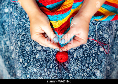 Frauenhände häkeln. Handarbeit, handarbeit und hobby. Nahaufnahme, Ansicht von oben. Stockfoto