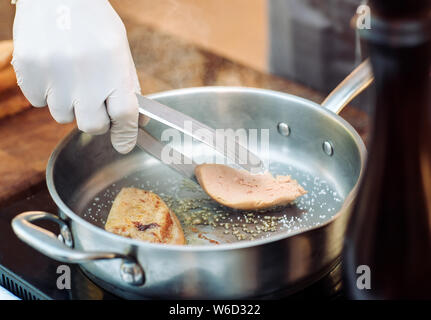 Gänseleber auf einem Holzbrett im Restaurant vor dem Kochen Stockfoto