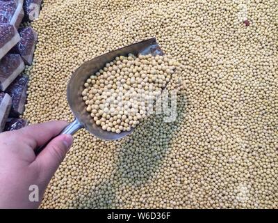 ---- Ein Kunde Geschäfte für Soja in einem Supermarkt in Shanghai, China, 22. März 2017. China wird seine Soja anpflanzen Bereich Th zu erhöhen. Stockfoto