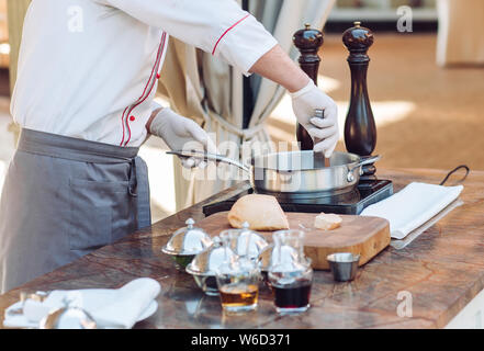 Gänseleber auf einem Holzbrett im Restaurant vor dem Kochen Stockfoto