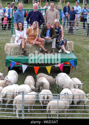 BBC Countryfile Moderatoren (hintere Reihe von links nach rechts) Adam Henson, John craven und Joe Crowley, (vordere Reihe von links nach rechts) Anita Rani, Ellie Harrison, Tom Heap und Charlotte Smith vor der BBC Countryfile Live at Blenheim Palace, Oxfordshire. Stockfoto