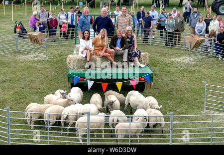 BBC Countryfile Moderatoren (hintere Reihe von links nach rechts) Adam Henson, John craven und Joe Crowley, (vordere Reihe von links nach rechts) Anita Rani, Ellie Harrison, Tom Heap und Charlotte Smith vor der BBC Countryfile Live at Blenheim Palace, Oxfordshire. Stockfoto