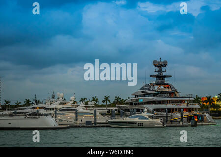 Miami, FL, USA - Dezember 9, 2018: Das Kismet Segelyacht Boot Kreuzfahrt entlang der Küste Stockfoto