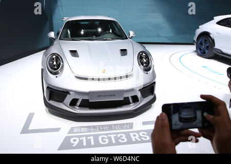 Ein Porsche 911 GT3 RS Sportwagen ist auf dem Display während der 15 Beijing International Automotive Exhibition, die auch als Auto China 2018 in Peking bekannt, Stockfoto