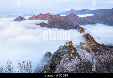 Landschaft der Jiankou Große Mauer von einem Meer von Cloud nach Frühling Schnee in Peking, China, 4. April 2018 umgeben. Jiankou Große Mauer gilt b Stockfoto