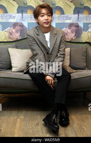 ** TAIWAN AUS ** südkoreanischen Sänger Jeong Se-woon nimmt an einem Interview in Taipei, Taiwan, 28. April 2018. *** Local Caption *** Stockfoto