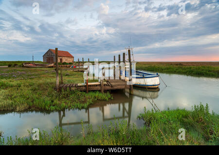 Dämmerung über dem alten Hafen von Thornham in der Nähe von Hunstanton an der nördlichen Küste von Norfolk Stockfoto