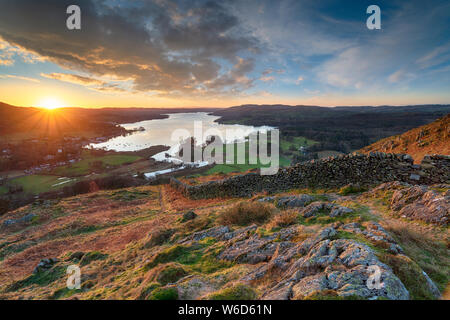 Sonnenaufgang über Windermere im Lake District National Park von loughrigg Fiel Stockfoto