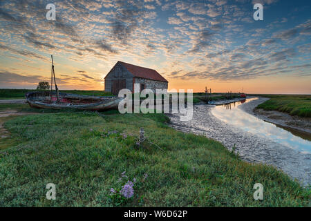 Sommer Sonnenuntergang über der alten Kohle Scheune Thornham an der Küste von Norfolk Stockfoto