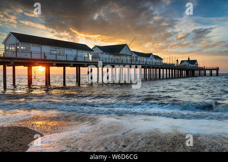 Sonnenaufgang über dem Pier in Southwold, ein schöner Badeort an der Küste von Suffolk Stockfoto