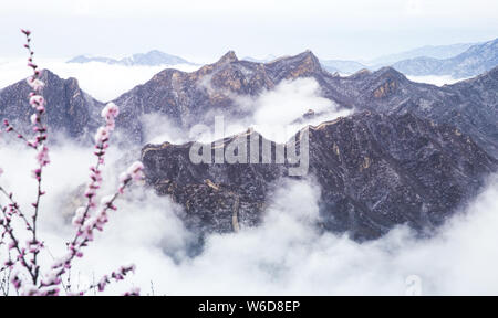 Landschaft der Jiankou Große Mauer von einem Meer von Cloud nach Frühling Schnee in Peking, China, 4. April 2018 umgeben. Jiankou Große Mauer gilt b Stockfoto