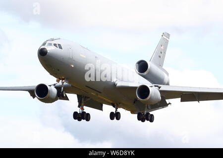 USAF McDonnell Douglas KC-10-Tankflugzeug der RIAT 2019 an RAF Fairford, Gloucestershire, Großbritannien anreisen Stockfoto