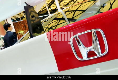 ---- Ein chinesischer Mitarbeiter ist auf dem Stand von Honda während der 15. Internationalen Automobil- Ausstellung in Shanghai in Shanghai, China, 21 gesehen Stockfoto