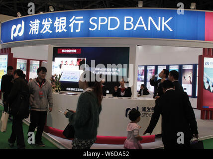 ---- Leute besuchen Sie den Stand der SPD (Shanghai Pudong Development Bank) während einer finanziellen Expo in Peking, China, 1. November 2014. Shanghai Pudong Stockfoto