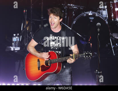 Sänger James Blunt führt bei seinem Konzert in Taipei, Taiwan, 31. März 2018. Stockfoto