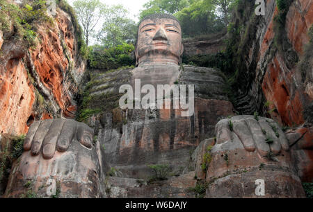 Die Leshan Giant Buddha oder Leshan Grand Buddha in der Nähe von Chengdu. Dies ist die höchste Stein Buddha-Statue der Welt. Leshan Buddha, Sichuan. UNESCO Stockfoto