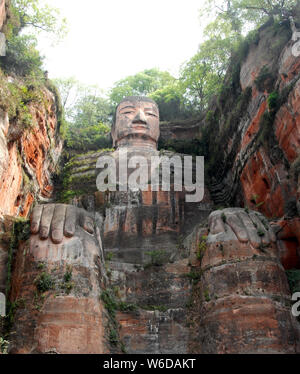 Die Leshan Giant Buddha oder Leshan Grand Buddha in der Nähe von Chengdu. Dies ist die höchste Stein Buddha-Statue der Welt. Leshan Buddha, Sichuan. UNESCO Stockfoto