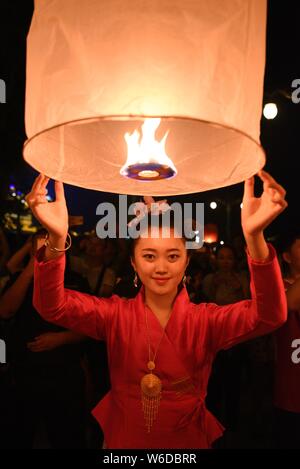 Menschen release Himmelslaternen, auch als Laternen Kongming bekannt, bei der Bank von lancang River der 1380Th neues Jahr des Dai ethnische Minderheit zu feiern. Stockfoto