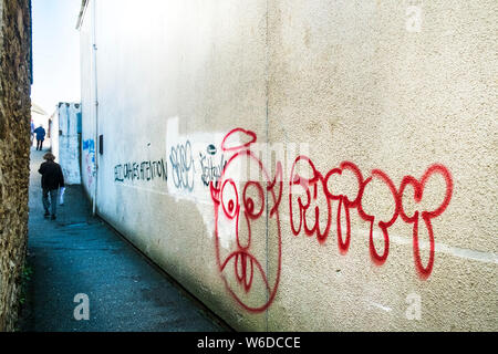 Graffiti gesprüht auf der Seite eines Gebäudes im Stadtzentrum von Truro in Cornwall. Stockfoto