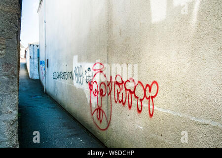 Graffiti gesprüht auf der Seite eines Gebäudes im Stadtzentrum von Truro in Cornwall. Stockfoto