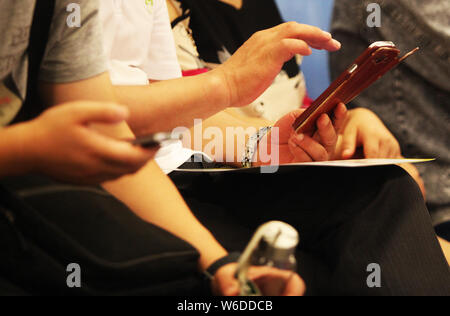 ---- Chinese Handy Benutzer verwenden ihre Smartphones im Internet surfen in eine U-Bahn in Nanjing city an, der ostchinesischen Provinz Jiangsu, 14. Juni Stockfoto