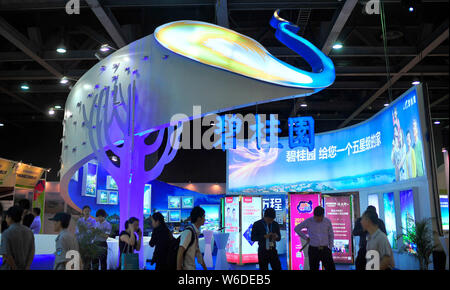 ---- Chinese eigenheimkäufer der Stand der Chinesischen Immobilienentwickler Country Garden während einer Messe in Guangzhou City besuchen, South China Guan Stockfoto