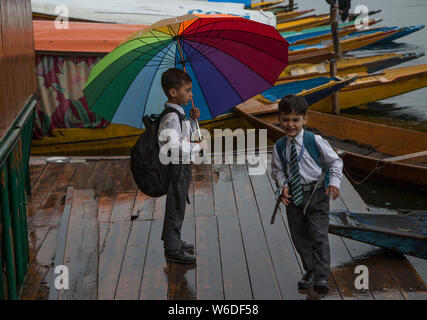 Srinagar, Indisch kontrollierten Teil Kaschmirs. 1 Aug, 2019. Die Kinder warten auf dem Bus während der Regen in Srinagar Stadt, der Sommer Hauptstadt von Indien kontrollierten Teil Kaschmirs, Aug 1, 2019. Credit: Javed Dar/Xinhua/Alamy leben Nachrichten Stockfoto