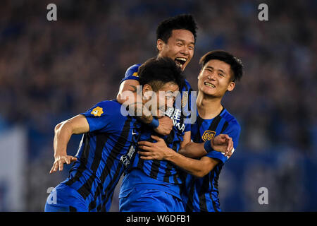 Spieler von Jiangsu Suning feiern, nachdem er ein Ziel gegen Grönland Shanghai Shenhua in ihre siebte Runde während der 2018 Chinesischen gr&ou Stockfoto