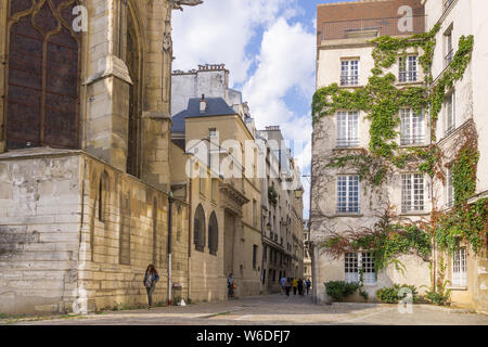 Paris Street - street scene in der Rue des Barres im Marais-Viertel von Paris, Frankreich, Europa. Stockfoto