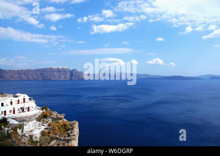 Einen Panoramablick über die Caldera von Santorin Oia, Santorini, Griechenland. Die anderen Inseln bilden den Ring auf die Caldera. Santorin Caldera, Panoramaaussicht Stockfoto