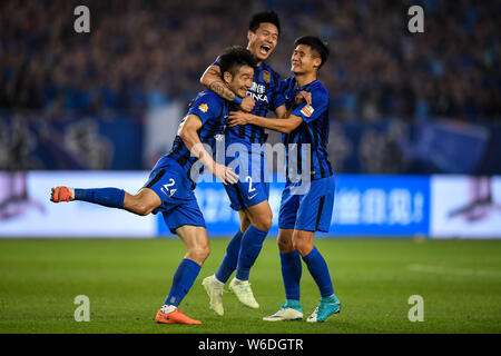 Spieler von Jiangsu Suning feiern, nachdem er ein Ziel gegen Grönland Shanghai Shenhua in ihre siebte Runde während der 2018 Chinesischen gr&ou Stockfoto