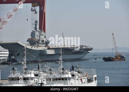 Chinesische Arbeiter Arbeit auf dem Deck von Chinas erstem im Inland gebaute Flugzeugträger, den Typ 001 A, auf der Werft von Dalian Schiffbauindustrie Stockfoto