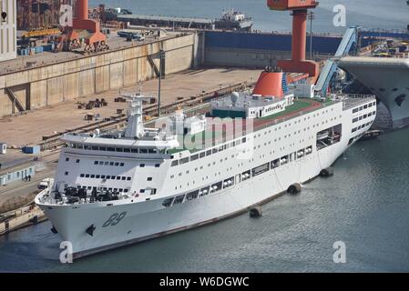 Chinesische Arbeiter Arbeit auf dem Deck von Chinas erstem im Inland gebaute Flugzeugträger, den Typ 001 A, auf der Werft von Dalian Schiffbauindustrie Stockfoto