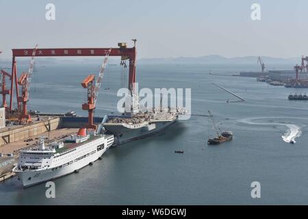 Chinesische Arbeiter Arbeit auf dem Deck von Chinas erstem im Inland gebaute Flugzeugträger, den Typ 001 A, auf der Werft von Dalian Schiffbauindustrie Stockfoto