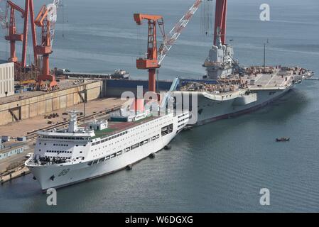 Chinesische Arbeiter Arbeit auf dem Deck von Chinas erstem im Inland gebaute Flugzeugträger, den Typ 001 A, auf der Werft von Dalian Schiffbauindustrie Stockfoto