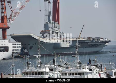 Chinesische Arbeiter Arbeit auf dem Deck von Chinas erstem im Inland gebaute Flugzeugträger, den Typ 001 A, auf der Werft von Dalian Schiffbauindustrie Stockfoto