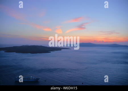 Einen schönen Sonnenuntergang von Fira, Santorini Griechenland. Santorini sunset ist auf die Caldera. Santorini ist berühmt für seine Sonnenuntergänge. Fira, Rot der untergehenden Sonne. Stockfoto